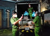 Công an phường xuyên đêm đem thực phẩm đến các khu trọ