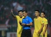 Vì sao lại có trò hề cả làng cùng “check VAR”?