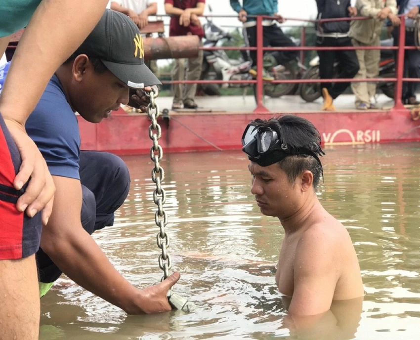 Trung úy Hiếu trong một lần làm nhiệm vụ. Ảnh: VH