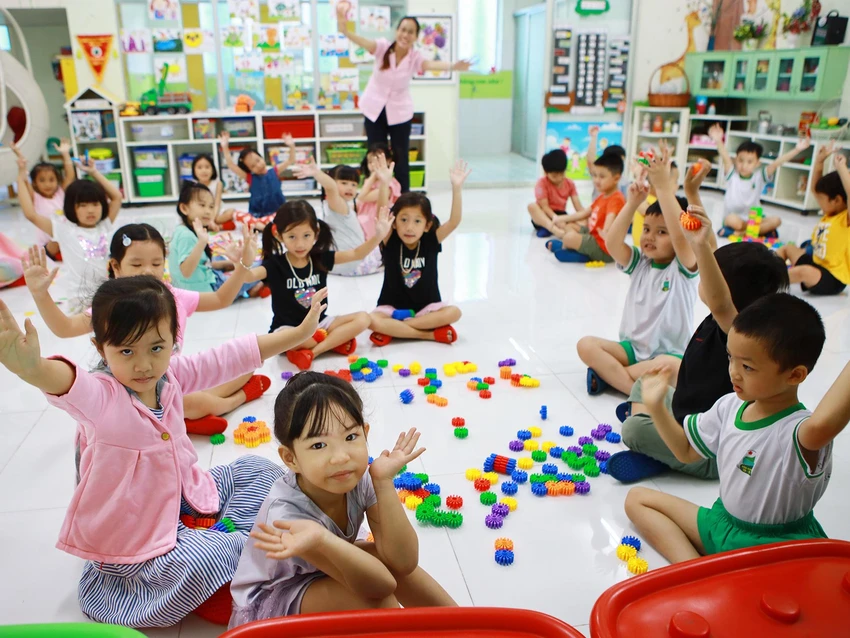 Đối với cấp học mầm non, TP huy động 100% trẻ năm tuổi đang cư trú trên địa bàn TP.HCM vào trường mầm non, đồng thời có kế hoạch đảm bảo chỗ học cho trẻ dưới năm tuổi. Ảnh: NGUYỆT NHI Đối với cấp học mầm non, TP huy động 100% trẻ năm tuổi đang cư trú trên địa bàn TP.HCM vào trường mầm non, đồng thời có kế hoạch đảm bảo chỗ học cho trẻ dưới năm tuổi. Ảnh: NGUYỆT NHI