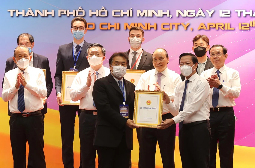 Chủ tịch nước Nguyễn Xuân Phúc, Bí thư Thành ủy TP.HCM Nguyễn Văn Nên và các đại biểu chứng kiến lễ trao giấy chứng nhận đầu tư và biên bản ghi nhớ đầu tư vào hai huyện Hóc Môn, Củ Chi. Ảnh: HOÀNG GIANG Chủ tịch nước Nguyễn Xuân Phúc, Bí thư Thành ủy TP.HCM Nguyễn Văn Nên và các đại biểu chứng kiến lễ trao giấy chứng nhận đầu tư và biên bản ghi nhớ đầu tư vào hai huyện Hóc Môn, Củ Chi. Ảnh: HOÀNG GIANG