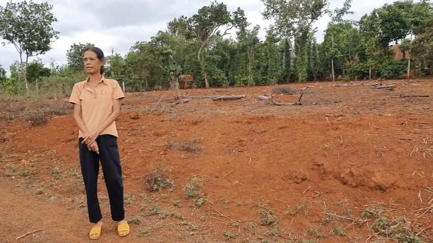 Chị HN Êban bán sào đất nhưng mất luôn đất thổ cư, giờ phải xây nhà trên đất nông nghiệp. Ảnh: QN Chị HN Êban bán sào đất nhưng mất luôn đất thổ cư, giờ phải xây nhà trên đất nông nghiệp. Ảnh: QN