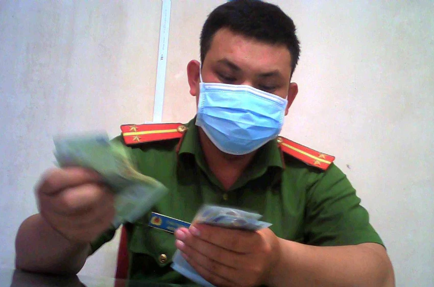 Trung úy Châu Thanh Đại nhận tiền của anh P ngày 4-3 để đi đóng phạt thay. Ảnh: NT - NY Trung úy Châu Thanh Đại nhận tiền của anh P ngày 4-3 để đi đóng phạt thay. Ảnh: NT - NY