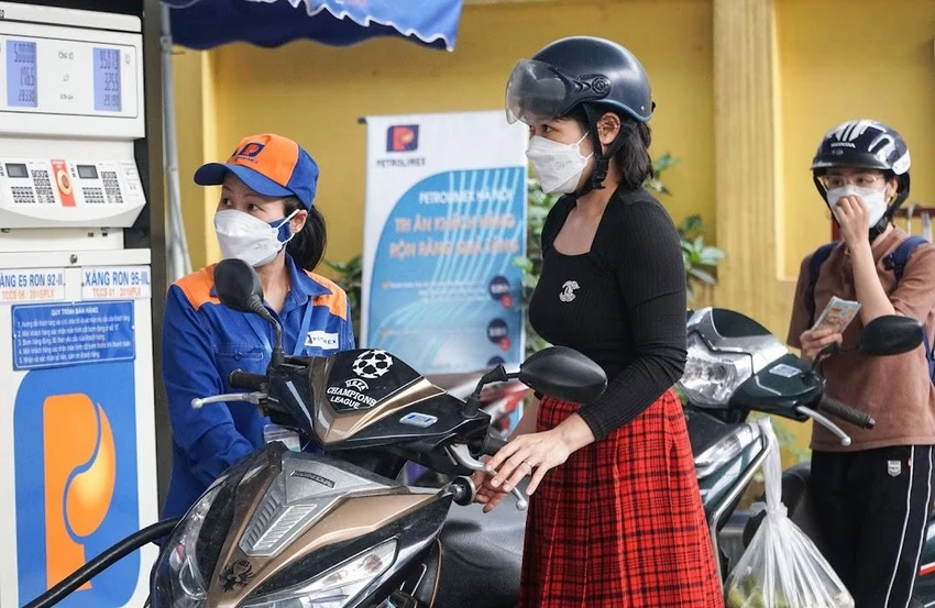 Hiện tại, giá xăng dầu thế giới tiếp tục duy trì ở mức cao và biến động khó lường. Ảnh: PHI HÙNG