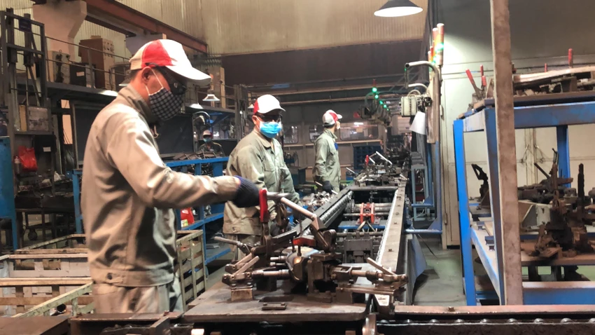 Nhiều công nhân cho rằng hai năm do ảnh hưởng của đại dịch nên không được tăng lương, nếu nay tiếp tục lùi đến năm sau thì họ sẽ chịu thiệt thòi. Ảnh: PHONG ĐIỀN