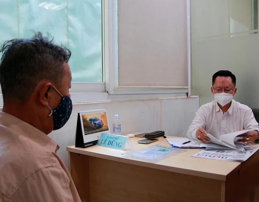 Luật sư Chương trình trợ giúp pháp lý miễn phí của báo Pháp Luật TP.HCM đang tư vấn cho bạn đọc. Ảnh: NGUYỄN THUẬN Luật sư Chương trình trợ giúp pháp lý miễn phí của báo Pháp Luật TP.HCM đang tư vấn cho bạn đọc. Ảnh: NGUYỄN THUẬN