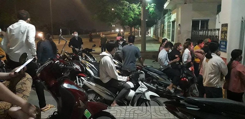 Mặc dù đến từ 5 giờ sáng để chờ trước cổng Công an quận Bình Tân nhưng nhiều người vẫn không được nhận hồ sơ làm CCCD. Ảnh: TÚ QUÂN Mặc dù đến từ 5 giờ sáng để chờ trước cổng Công an quận Bình Tân nhưng nhiều người vẫn không được nhận hồ sơ làm CCCD. Ảnh: TÚ QUÂN