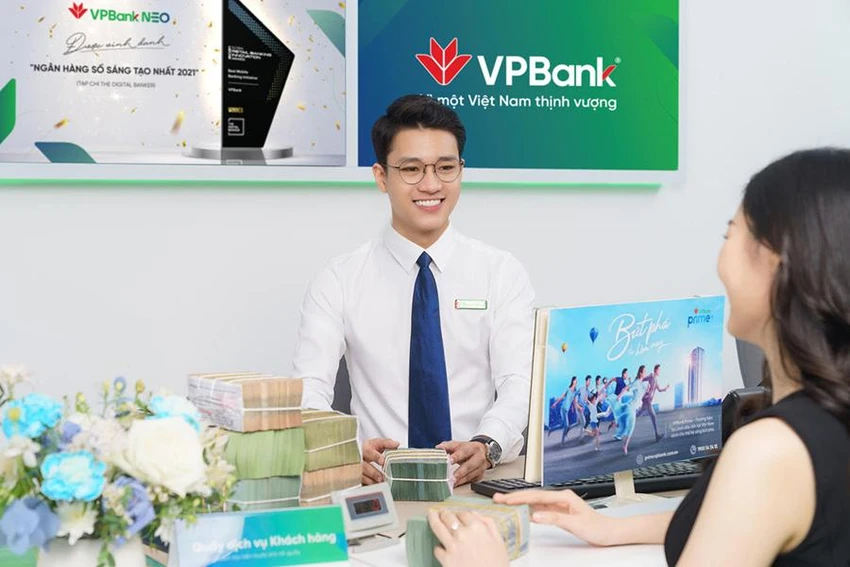 Nếu “khóa van” tín dụng một cách cực đoan có thể khiến thị trường nhà đất đình trệ. Trong ảnh: Khách đang giao dịch tại một ngân hàng. Ảnh: TL