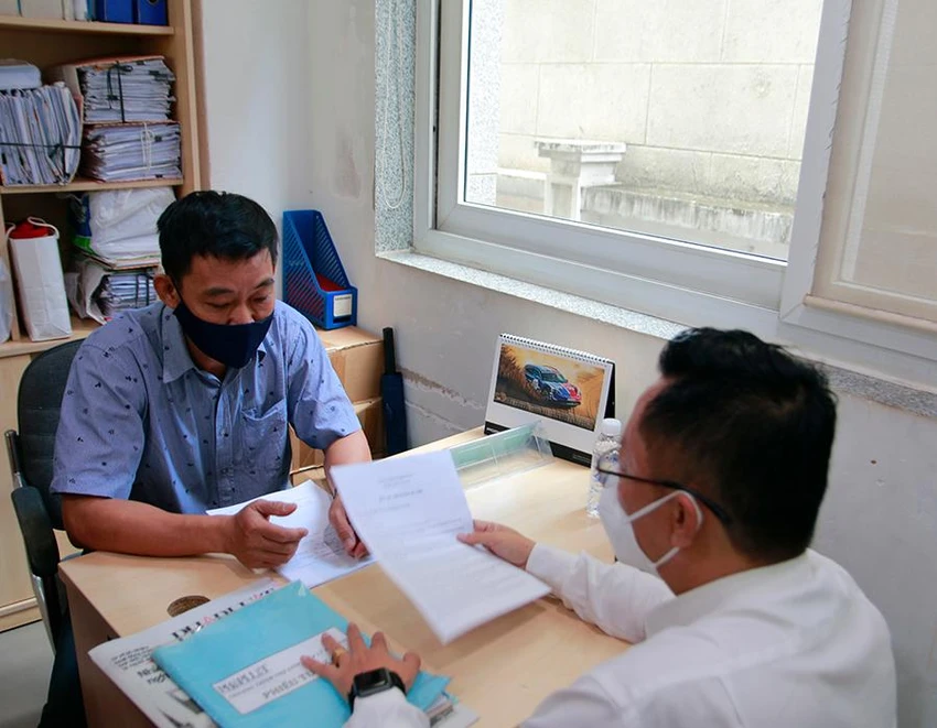 Người dân được luật sư tư vấn pháp luật miễn phí tại báo Pháp Luật TP.HCM. Ảnh: MINH THUẬN