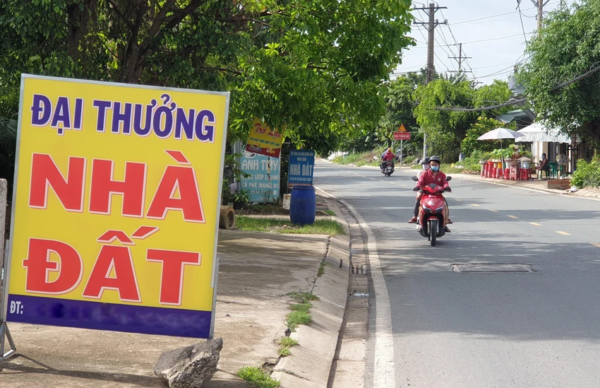 Dịch vụ môi giới nhà đất nhan nhản trên đường Song Lu, huyện Củ Chi. Ảnh: PV Dịch vụ môi giới nhà đất nhan nhản trên đường Song Lu, huyện Củ Chi. Ảnh: PV