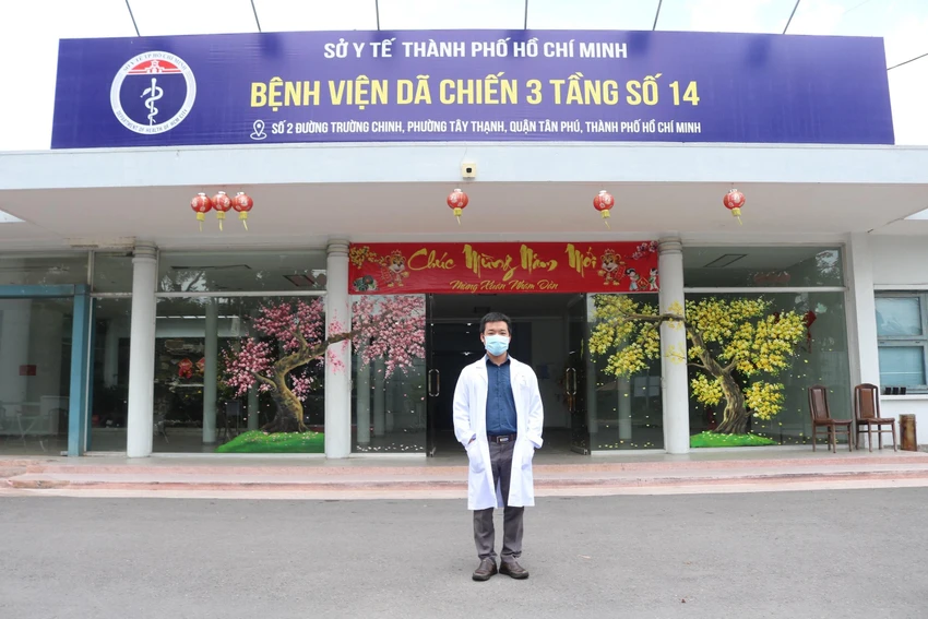 BS Nguyễn Thành Tâm ghé thăm trước khi bệnh viện giải thể. Ảnh: THẢO PHƯƠNG