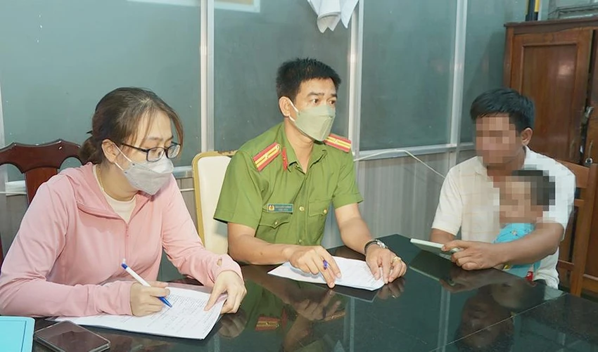 Cơ quan công an làm việc với cha mẹ cháu L. Ảnh: CA