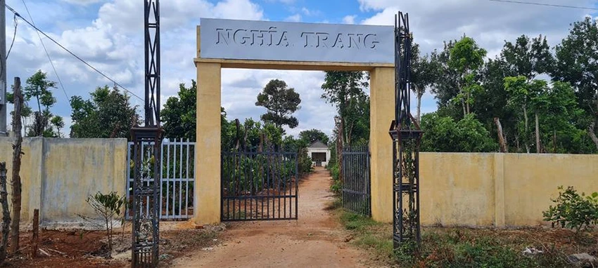 Khu vực đất của người dân bị thu hồi để làm dự án nghĩa trang. Ảnh: AC Khu vực đất của người dân bị thu hồi để làm dự án nghĩa trang. Ảnh: AC