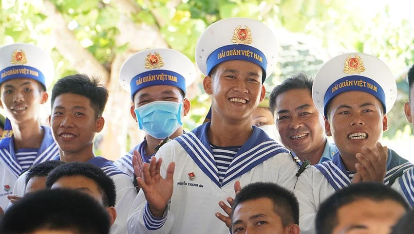 Các chiến sĩ làm nhiệm vụ ở quần đảo Trường Sa cho biết “lính Trường Sa không thiếu những niềm vui”.