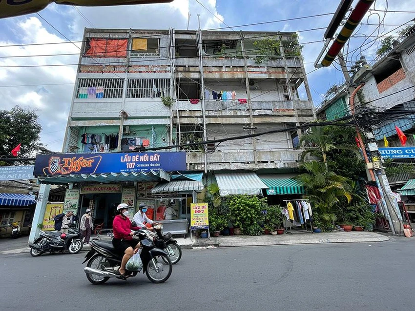 21 hộ dân ở chung cư cũ 149-151 Lý Thường Kiệt vẫn chưa thể di dời dù có thông báo di dời khẩn cấp từ năm 2018. Ảnh: VIỆT HOA 21 hộ dân ở chung cư cũ 149-151 Lý Thường Kiệt vẫn chưa thể di dời dù có thông báo di dời khẩn cấp từ năm 2018. Ảnh: VIỆT HOA
