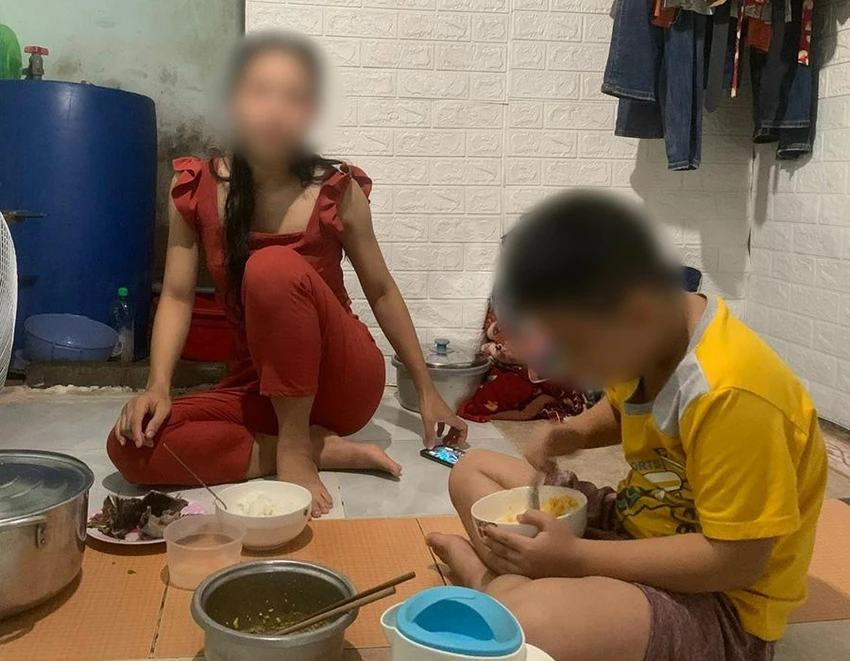 Chị TTNR (công nhân ở trọ tại phường An Lạc A, quận Bình Tân, TP.HCM) nấu một nồi thức ăn để dành cất tủ lạnh, ăn thành nhiều bữa để tiết kiệm. Ảnh: THẢO PHƯƠNG