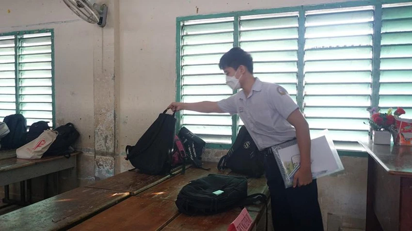 Thực hiện quy định mới, vật dụng của thí sinh cách phòng thi 25 m, nhiều trường đã bố trí khu vực giữ đồ cho các em. Ảnh: NGUYỄN QUYÊN Thực hiện quy định mới, vật dụng của thí sinh cách phòng thi 25 m, nhiều trường đã bố trí khu vực giữ đồ cho các em. Ảnh: NGUYỄN QUYÊN