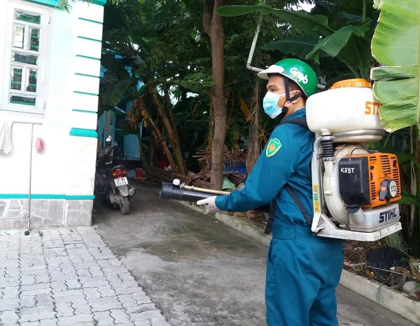 Nhân viên phun hóa chất diệt muỗi ở huyện Bình Chánh, TP.HCM. Ảnh: ĐH Nhân viên phun hóa chất diệt muỗi ở huyện Bình Chánh, TP.HCM. Ảnh: ĐH