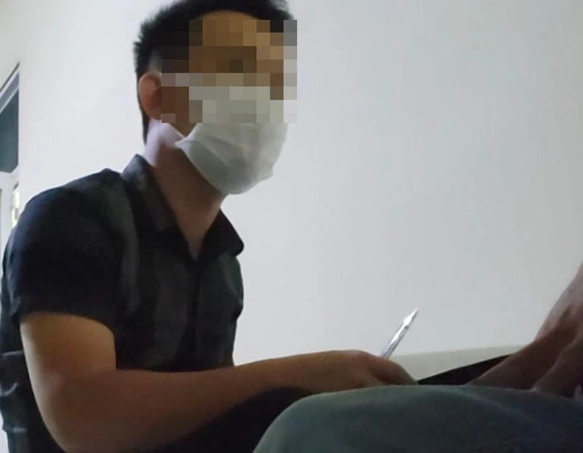 Ông Ch hẹn đến Trung tâm dạy nghề và đào tạo sát hạch lái xe Hải Vân để tư vấn, “bao đậu” lý thuyết khi thi tại TP.HCM với giá 4 triệu đồng. Ảnh: T.SANG - V.TÙNG Ông Ch hẹn đến Trung tâm dạy nghề và đào tạo sát hạch lái xe Hải Vân để tư vấn, “bao đậu” lý thuyết khi thi tại TP.HCM với giá 4 triệu đồng. Ảnh: T.SANG - V.TÙNG