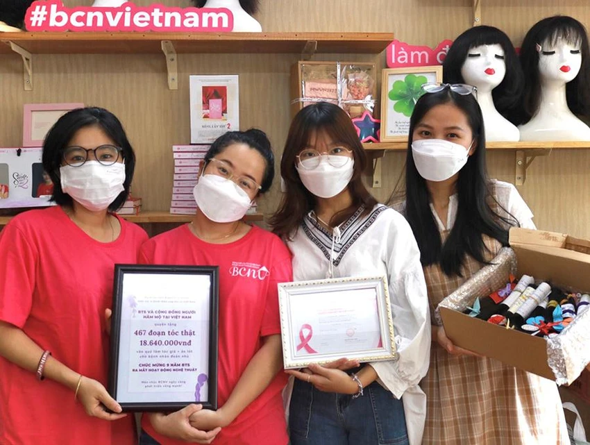 Đại diện ban tổ chức dự án đến thăm, gửi tặng tóc và quỹ từ thiện cho Mạng lưới Ung thư vú Việt Nam. Ảnh: BTC