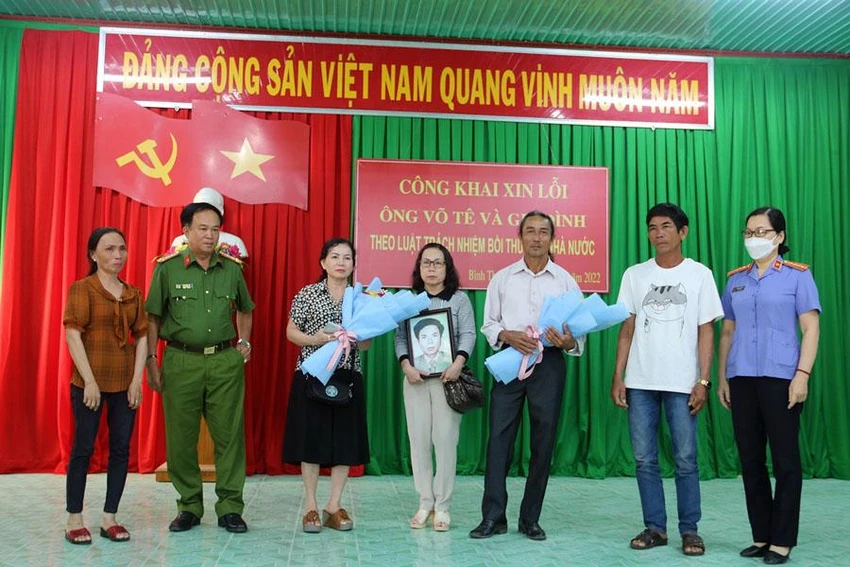 Đại diện cơ quan tố tụng tỉnh Bình Thuận sau khi xin lỗi đã tặng hoa cho gia đình người bị oan. Ảnh: CT Đại diện cơ quan tố tụng tỉnh Bình Thuận sau khi xin lỗi đã tặng hoa cho gia đình người bị oan. Ảnh: CT
