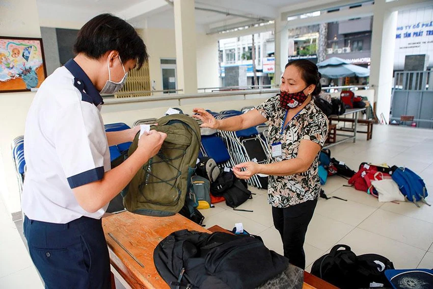 TP.HCM đã có đợt tập dượt tốt với quy định đồ dùng thí sinh phải để cách phòng thi từ 25 m ở kỳ thi tuyển sinh lớp 10 vừa qua. Ảnh: NGUYỆT NHI TP.HCM đã có đợt tập dượt tốt với quy định đồ dùng thí sinh phải để cách phòng thi từ 25 m ở kỳ thi tuyển sinh lớp 10 vừa qua. Ảnh: NGUYỆT NHI