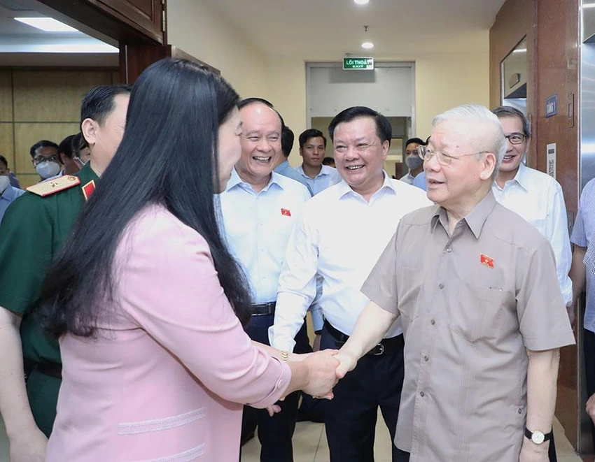 Tổng bí thư và tổ đại biểu đến dự hội nghị tiếp xúc cử tri sáng 23-6. Ảnh: H.HẢI Tổng bí thư và tổ đại biểu đến dự hội nghị tiếp xúc cử tri sáng 23-6. Ảnh: H.HẢI