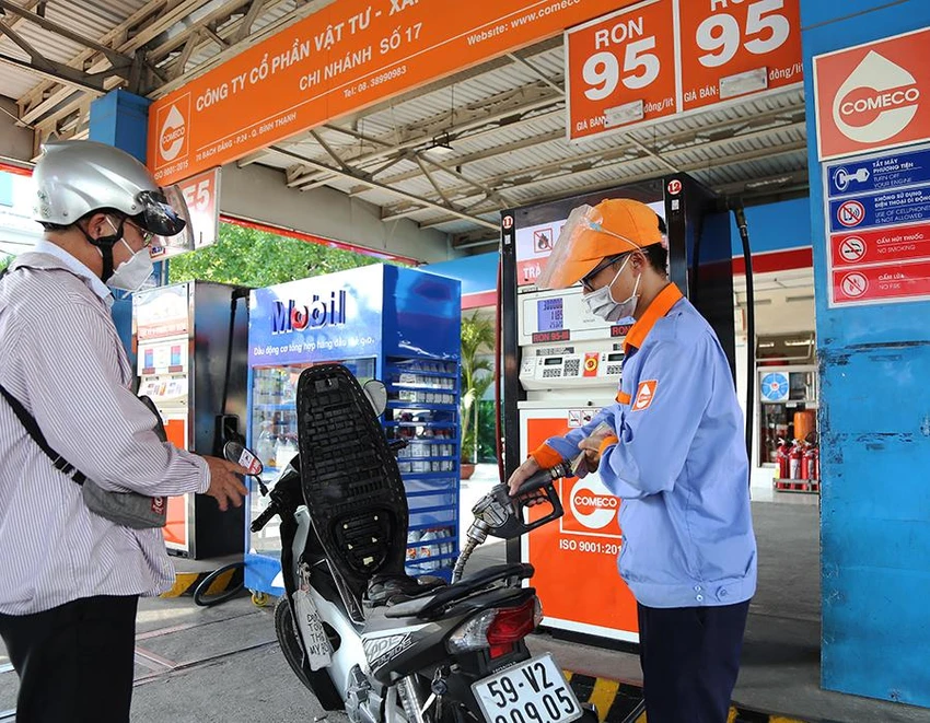 Muốn kiềm chế lạm phát thì không nên để giá xăng tăng nhanh và cao như hiện nay. Ảnh: HOÀNG GIANG Muốn kiềm chế lạm phát thì không nên để giá xăng tăng nhanh và cao như hiện nay. Ảnh: HOÀNG GIANG