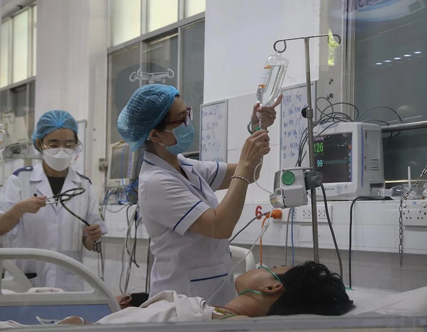 BV Bệnh nhiệt đới TP.HCM đang quá tải do tiếp nhận nhiều bệnh nhân sốt xuất huyết. Ảnh: HOÀNG LAN
