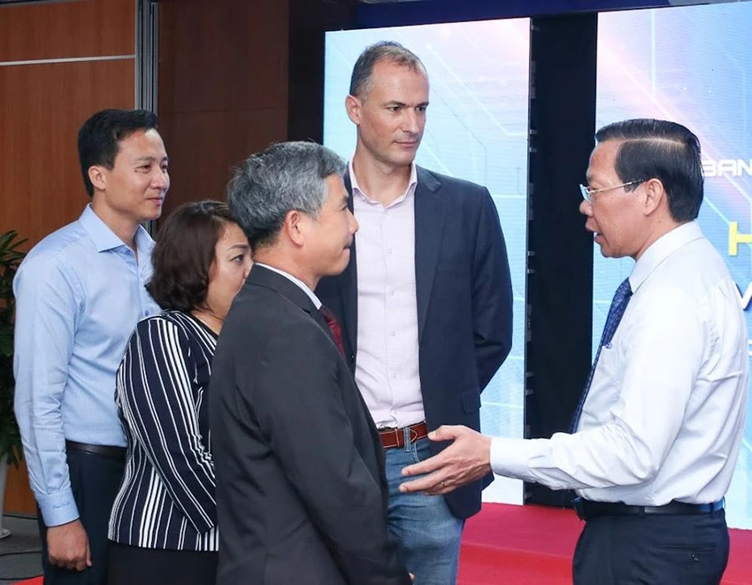 Chủ tịch UBND TP.HCM Phan Văn Mãi (ngoài cùng bên phải) trao đổi với các nhà đầu tư và cộng đồng doanh nghiệp tại hội nghị. Ảnh: CTV
