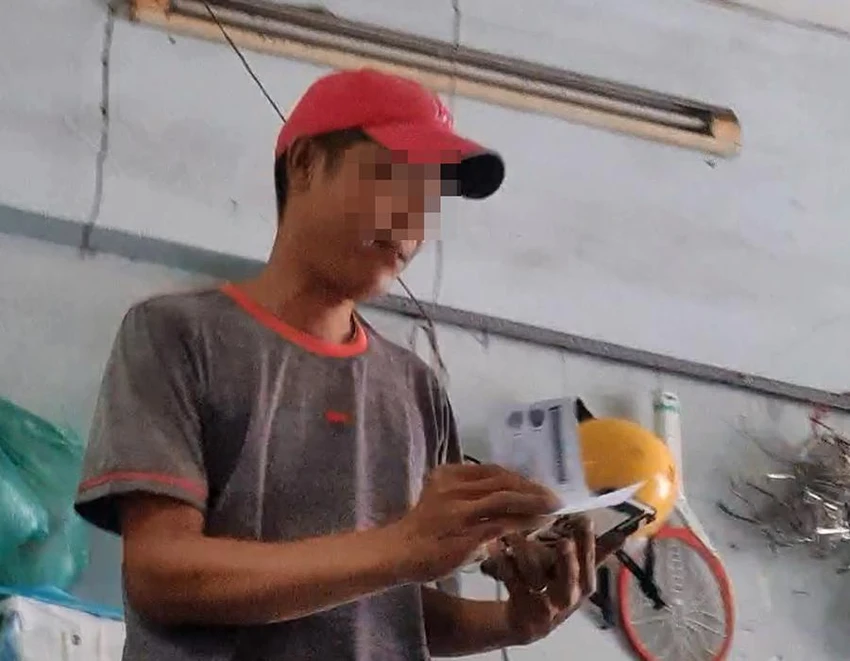 Ngày 17-4-2021, cò lấy 500.000 đồng và hộ khẩu rồi đưa chúng tôi vào phòng gặp Đại úy Minh để làm CCCD. Ngày 17-4-2021, cò lấy 500.000 đồng và hộ khẩu rồi đưa chúng tôi vào phòng gặp Đại úy Minh để làm CCCD.