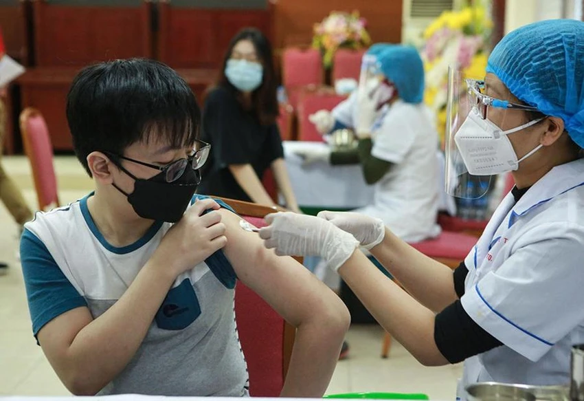 Tiêm vaccine giúp bảo vệ cho từng cá thể khỏi mắc bệnh hoặc khỏi bị bệnh nặng. Ảnh: PHI HÙNG Tiêm vaccine giúp bảo vệ cho từng cá thể khỏi mắc bệnh hoặc khỏi bị bệnh nặng. Ảnh: PHI HÙNG