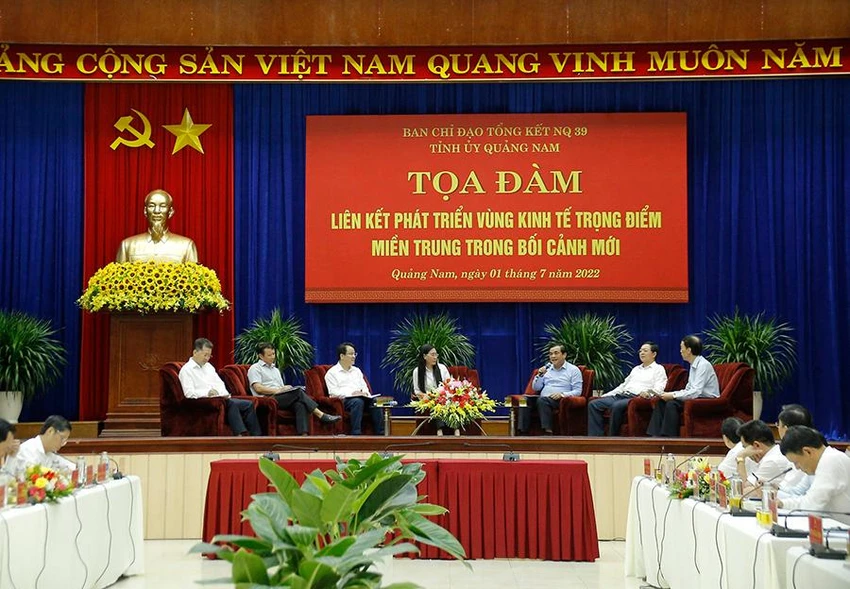 Bí thư các tỉnh, thành vùng kinh tế trọng điểm miền Trung thảo luận tại hội nghị. Ảnh: THANH NHẬT Bí thư các tỉnh, thành vùng kinh tế trọng điểm miền Trung thảo luận tại hội nghị. Ảnh: THANH NHẬT
