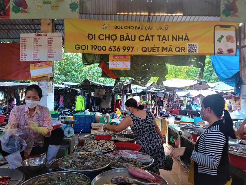Chợ Bàu Cát, quận Tân Bình, một trong các chợ có triển khai mô hình “chợ trực tuyến”. Ảnh: T.UYÊN Chợ Bàu Cát, quận Tân Bình, một trong các chợ có triển khai mô hình “chợ trực tuyến”. Ảnh: T.UYÊN