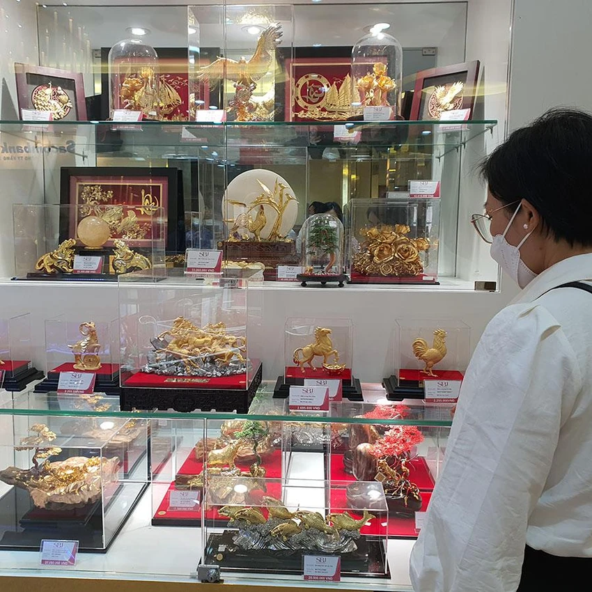 Giá vàng trang sức, vàng nhẫn bám khá sát với thị trường thế giới. Ảnh: THÙY LINH Giá vàng trang sức, vàng nhẫn bám khá sát với thị trường thế giới. Ảnh: THÙY LINH