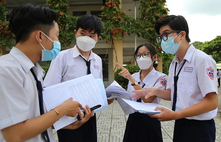 Thí sinh trao đổi với nhau sau giờ thi toán tại điểm thi Trường THPT Phú Nhuận (quận Phú Nhuận, TP.HCM) vào chiều 7-7. Ảnh: HOÀNG GIANG