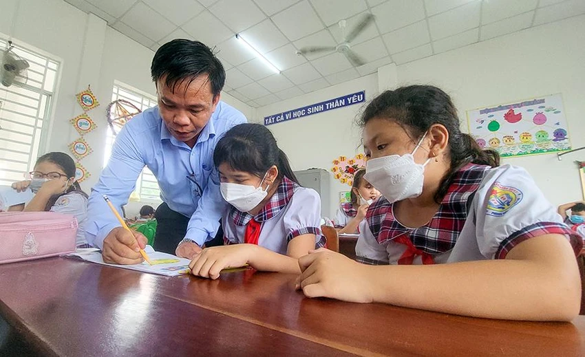 Thầy Tân hiện là giáo viên môn mỹ thuật của Trường Tiểu học thị trấn Phong Điền. Ảnh: CHÂU ANH Thầy Tân hiện là giáo viên môn mỹ thuật của Trường Tiểu học thị trấn Phong Điền. Ảnh: CHÂU ANH