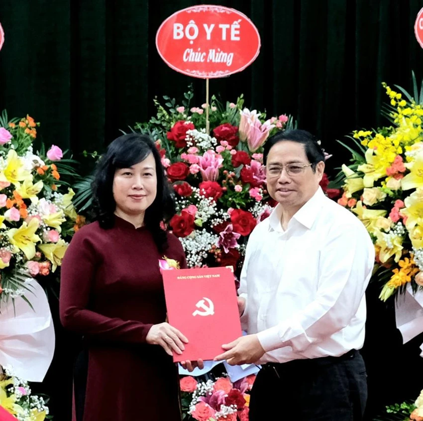 Thủ tướng Phạm Minh Chính trao quyết định quyền bộ trưởng BộY tếcho bàĐàoHồng Lan. Ảnh: TRẦN MINH