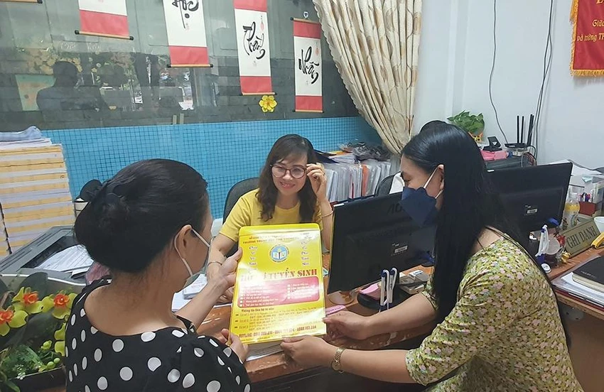 Trường THPT Thành Nhân (quận Tân Phú) tư vấn cho phụ huynh về việc nộp hồ sơ xét tuyển. Ảnh: NTCC Trường THPT Thành Nhân (quận Tân Phú) tư vấn cho phụ huynh về việc nộp hồ sơ xét tuyển. Ảnh: NTCC