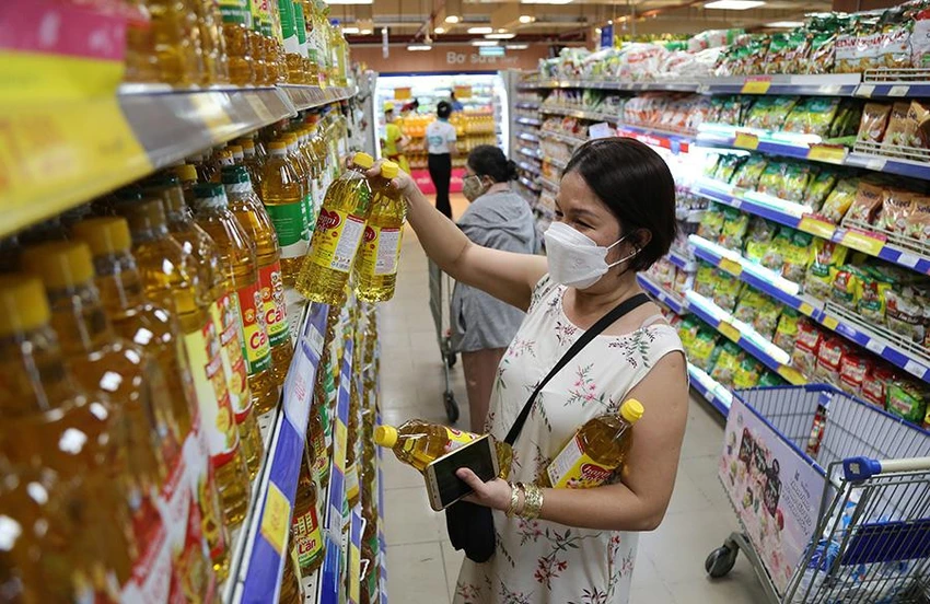Nhiều mặt hàng vẫn đứng ở mức cao dù giá xăng đã hạ nhiệt. Ảnh: HOÀNG GIANG