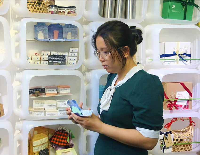 Minh Thư sắp xếp những sản phẩm sống xanh trên kệ hàng. Ảnh: THẢO PHƯƠNG Minh Thư sắp xếp những sản phẩm sống xanh trên kệ hàng. Ảnh: THẢO PHƯƠNG