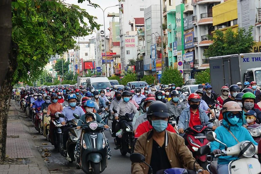 Các phương tiện giao thông là một trong những nguyên nhân gây ô nhiễm không khí. Ảnh: NGUYỄN TÂN Các phương tiện giao thông là một trong những nguyên nhân gây ô nhiễm không khí. Ảnh: NGUYỄN TÂN