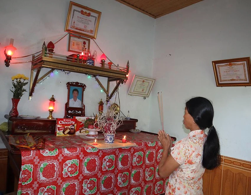 Mẹ Việt Nam anh hùng Nguyễn Thị Kim trước bàn thờ con trai độc nhất - liệt sĩ Nguyễn Anh Tuấn. Ảnh: ĐẮC LAM Mẹ Việt Nam anh hùng Nguyễn Thị Kim trước bàn thờ con trai độc nhất - liệt sĩ Nguyễn Anh Tuấn. Ảnh: ĐẮC LAM