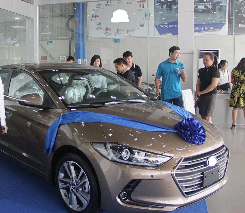 Khách hàng chọn mua xe tại một đại lý ô tô. Ảnh minh họa: QH Khách hàng chọn mua xe tại một đại lý ô tô. Ảnh minh họa: QH