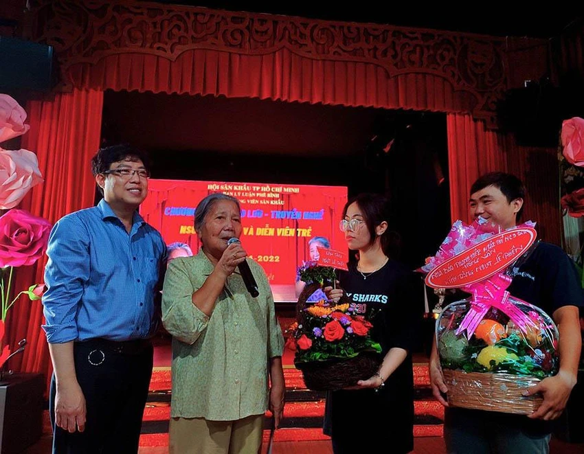 Nghệ sĩ Lê Thiện giao lưu truyền nghề miễn phí cho các diễn viên trẻ ở sân khấu Sen Việt. Ảnh: NGUYỄN TRÀ Nghệ sĩ Lê Thiện giao lưu truyền nghề miễn phí cho các diễn viên trẻ ở sân khấu Sen Việt. Ảnh: NGUYỄN TRÀ