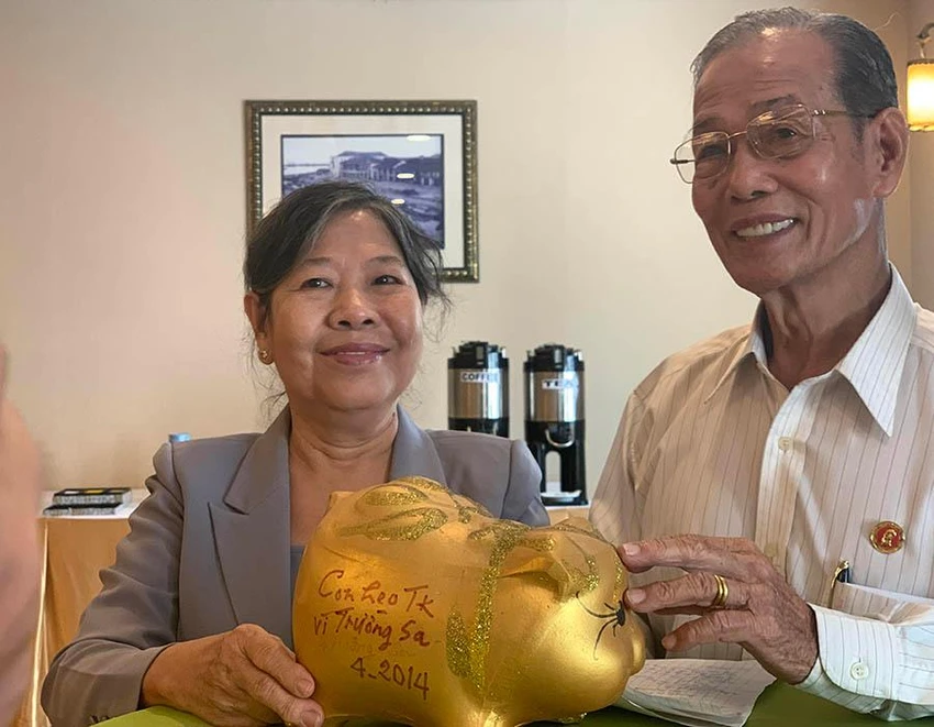 Ông Võ Ái Dân và vợ mang heo đất đến ủng hộ chương trình “Hành trình 10 năm vì Hoàng Sa - Trường Sa thân yêu”. Ảnh: HOÀNG LAN Ông Võ Ái Dân và vợ mang heo đất đến ủng hộ chương trình “Hành trình 10 năm vì Hoàng Sa - Trường Sa thân yêu”. Ảnh: HOÀNG LAN