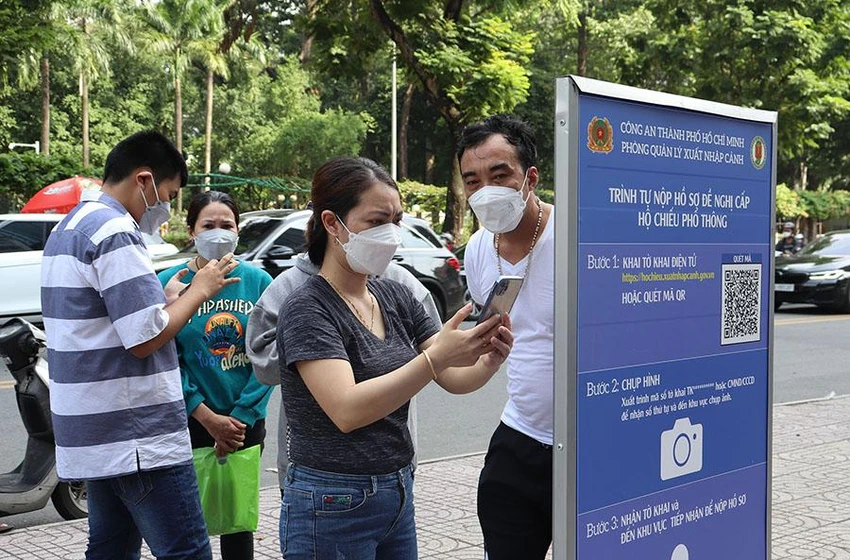 Người dân làm thủ tục cấp hộ chiếu mới tại Phòng Quản lý xuất nhập cảnh Công an TP.HCM. Ảnh: CẨM TUYẾT Người dân làm thủ tục cấp hộ chiếu mới tại Phòng Quản lý xuất nhập cảnh Công an TP.HCM. Ảnh: CẨM TUYẾT