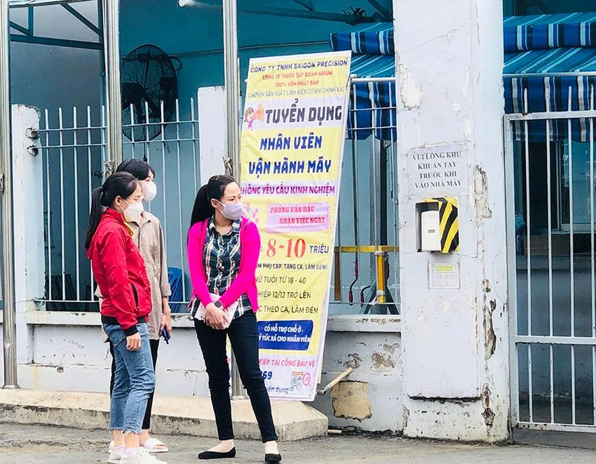 Nhu cầu tuyển dụng tại các khu công nghiệp rất cao, tuy nhiên người tìm việc khá hạn chế. Ảnh: PHONG ĐIỀN Nhu cầu tuyển dụng tại các khu công nghiệp rất cao, tuy nhiên người tìm việc khá hạn chế. Ảnh: PHONG ĐIỀN