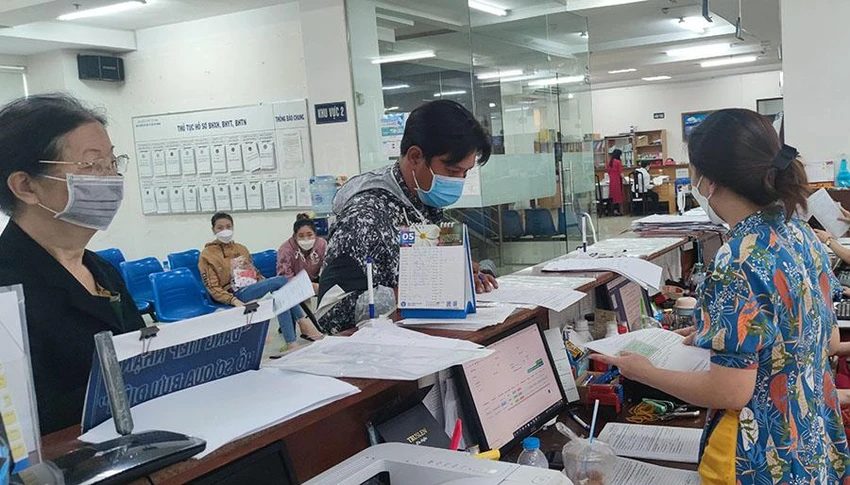 Người dân liên hệ cơ quan BHXH TP.HCM. Ảnh: NGUYỄN HIỀN