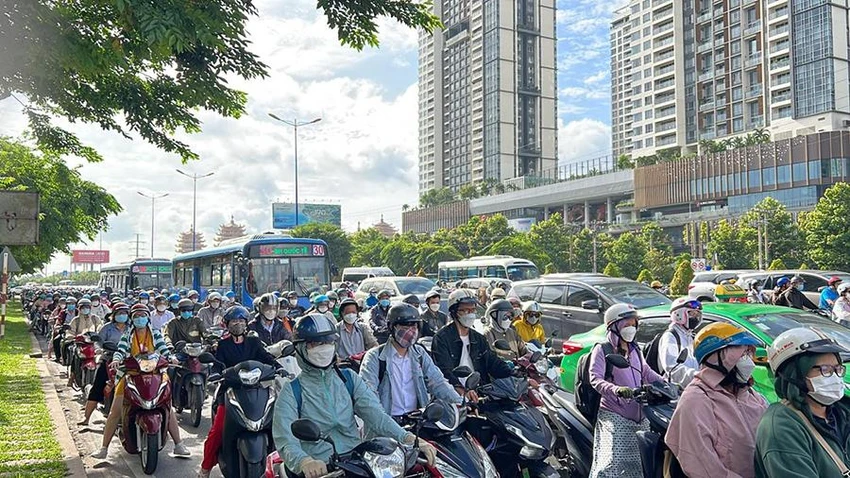Lượng xe lưu thông trên địa bàn TP.HCM tăng 8% mỗi năm. Ảnh: ĐT